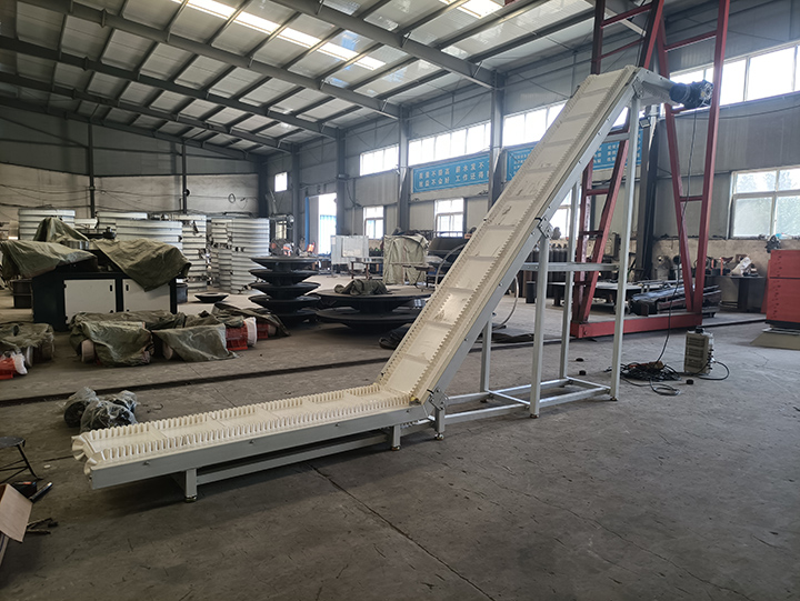 大倾角皮带输送机