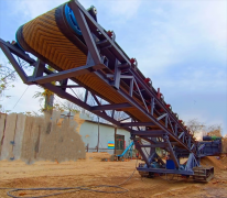 100吨矿渣水泥废料输送并装载卡车